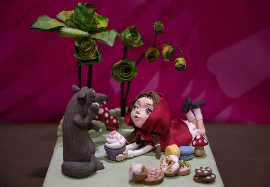 طفلة وكلبها يلعبان فى حديقتهما  -اليوم السابع -10 -2015