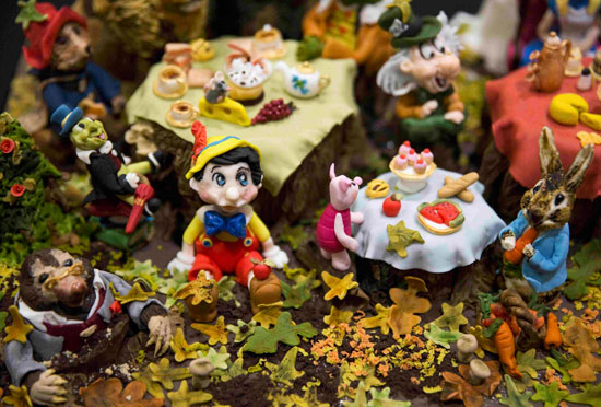 مجموعة من الشخصيات الكرتونية تجمعهم كعكة واحدة -اليوم السابع -10 -2015