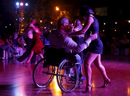 رجل على كرسى متحرك يشارك فى مهرجان التانجو فى لبنان -اليوم السابع -10 -2015