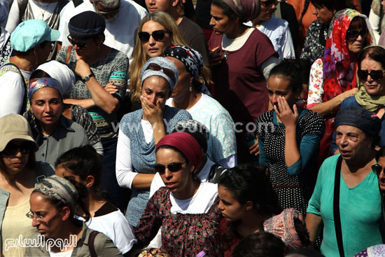 اقارب الضحايا خلال تشييع الجثامين. -اليوم السابع -10 -2015
