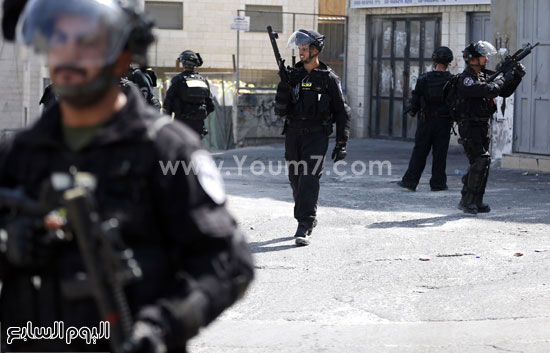 قوات الأمن الإسرائيلية تطلق قنابل الغاز المسيل للدموع أثناء اشتباكات مع الفلسطينيين. -اليوم السابع -10 -2015