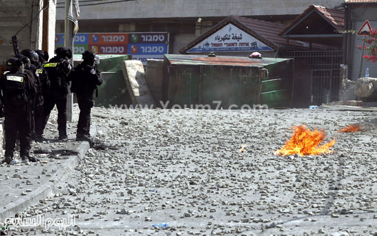.	الفلسطينيون يلقون الحجارة فيما ترد قوات الاحتلال بالرصاص والغاز. -اليوم السابع -10 -2015