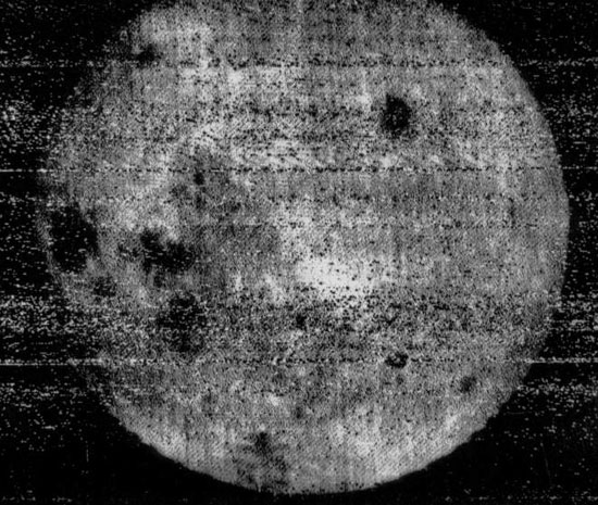 الجزء البعيد من القمر والتى تم التقاطها عام 1959  -اليوم السابع -10 -2015