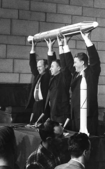 علماء يحملون أول نموذج لقمر صناعى أمريكى عام 1958  -اليوم السابع -10 -2015