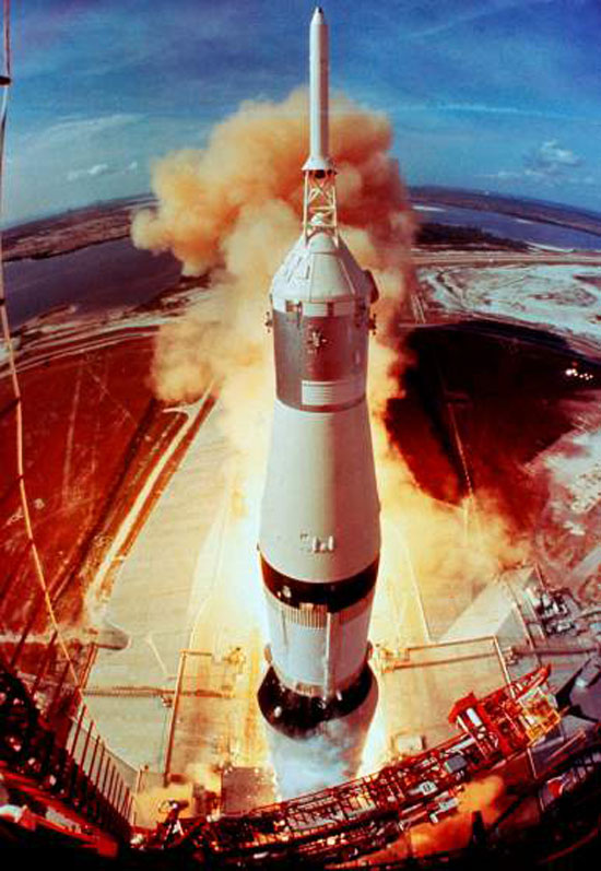 لحظة صعود مهمة أبولو 11 إلى القمر عام 1969.  -اليوم السابع -10 -2015