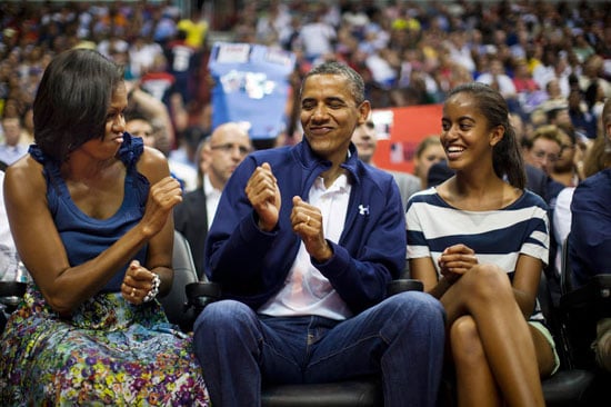 أوباما وميشيل يرقصان مع ابنتهما في ملعب كرة السلة عام 2012 -اليوم السابع -10 -2015