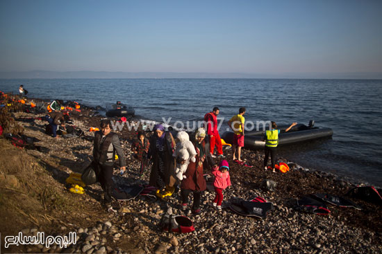 اللاجئون يستجمعون قواهم عقب وصولهم لجزيرة ليسبوس اليونانية  -اليوم السابع -10 -2015