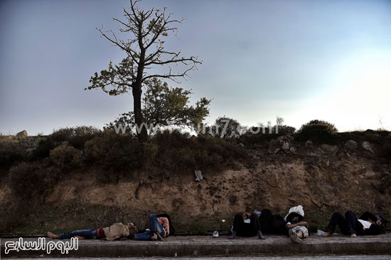  المهاجرون يواجهون ظروفًا صعبة عقب الوصول إلى الجزيرة اليونانية  -اليوم السابع -10 -2015