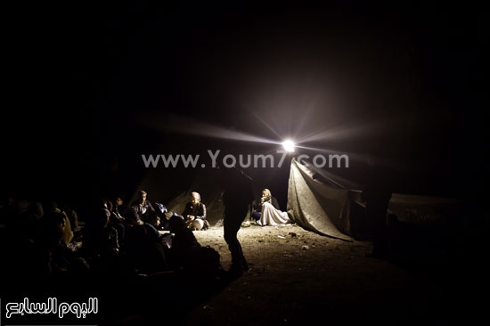  المهاجرون يصنعون خيما مؤقتة للنوم فيها  -اليوم السابع -10 -2015