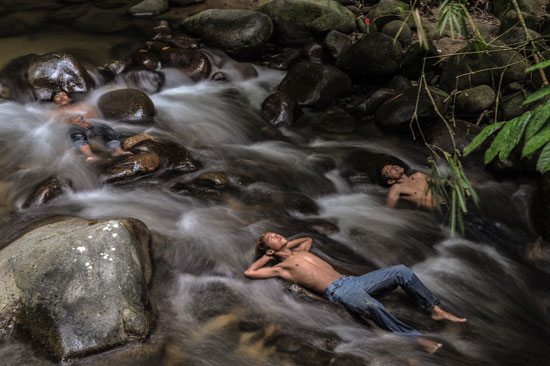 	هروب الطلاب فى ماليزيا إلى الأنهار للابتعاد عن الضباب التى تسيطر على بلادهم -اليوم السابع -10 -2015
