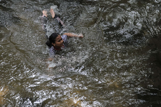 	لعب الطلاب فى الأنهار يقلل من مشكلات الجهاز التنفسى -اليوم السابع -10 -2015
