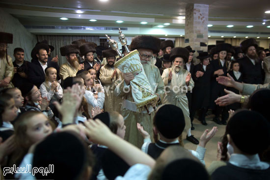   احتفالات اليهود حاملين لفائف التوراة  -اليوم السابع -10 -2015