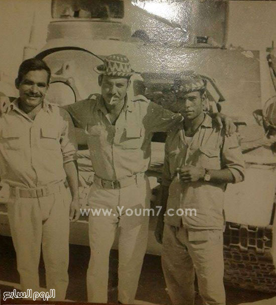 ثلاثة جنود زملاء فى صورة خلفهم آلية عسكرية  -اليوم السابع -10 -2015