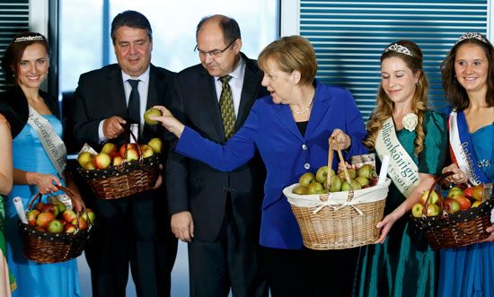  التفاح بدلا من الزهور فى استقبال رئيسة الوزراء الألمانية -اليوم السابع -10 -2015