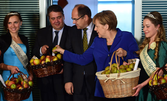 الوزراء يتبادلون التفاح الطازج بدلا من الورود -اليوم السابع -10 -2015