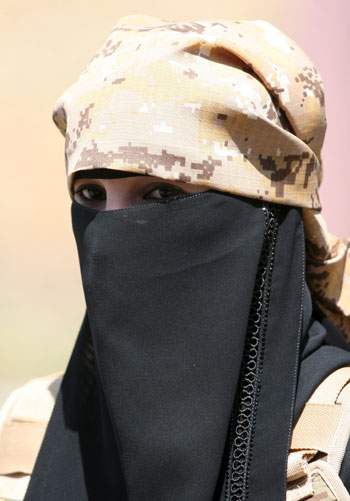 صورة لمقاتلة يمنية ترتدى النقاب  -اليوم السابع -10 -2015