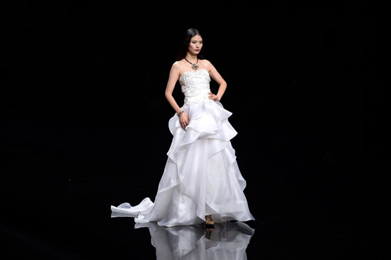 فستان زفاف متعدد الطبقات بتطريزات بسيطة -اليوم السابع -11 -2015