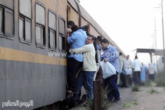 المواطنين أثناء ركوب القطارات -اليوم السابع -11 -2015