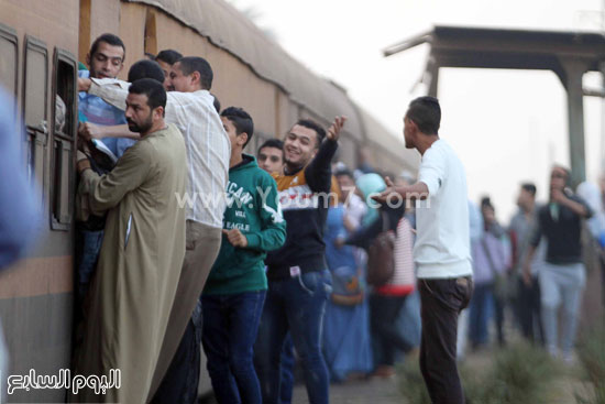 الضحكة سلاح المصريين فى رحلة الشعبطة على القطارات -اليوم السابع -11 -2015