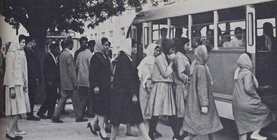 النساء أمام الأتوبيس العام للحاق الباص العام قبل المطرة -اليوم السابع -11 -2015