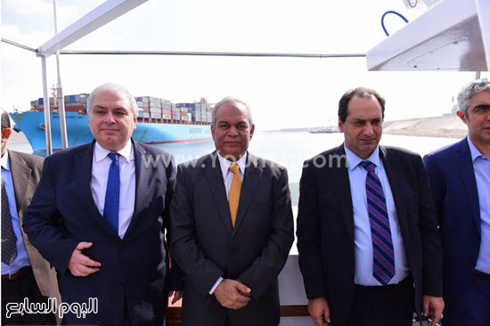 الوزير ووالوفد المرافق لة اثناء زيارة القناة -اليوم السابع -11 -2015