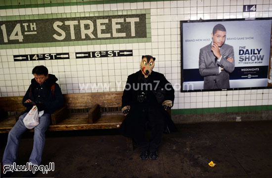 رجل يرتدى وجه الذئب فى إحدى محطات مترو الأنفاق  -اليوم السابع -11 -2015