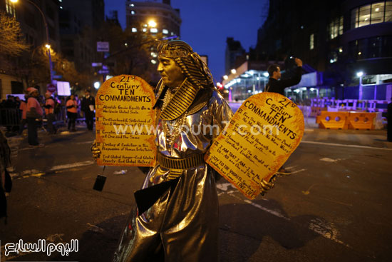 رجل يرتدى ملابس فرعونية ويحمل لافتات الاحتفال -اليوم السابع -11 -2015