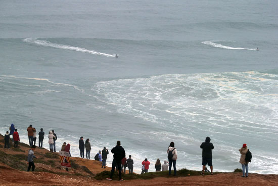 مشاهدو مسابقة ركوب الأمواج فى البرتغال -اليوم السابع -11 -2015