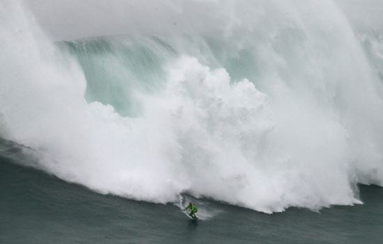 غاريت يحقق الرقم القياسى فى ركوب أمواج قياسية فى البرتغال -اليوم السابع -11 -2015