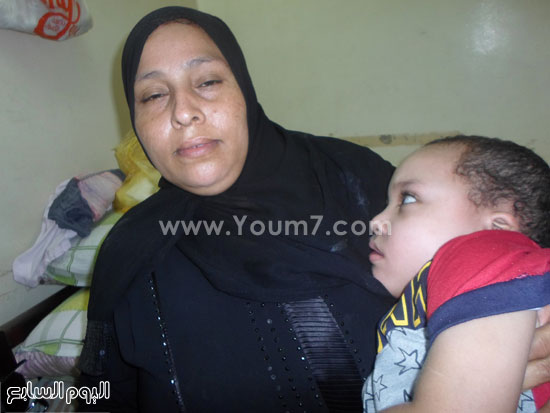  الام تحمل طفلها المريض -اليوم السابع -11 -2015