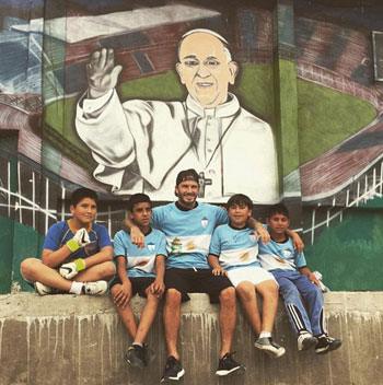  بيكهام أثناء رحلته فى الأرجنتين مع بعض الأطفال  -اليوم السابع -11 -2015