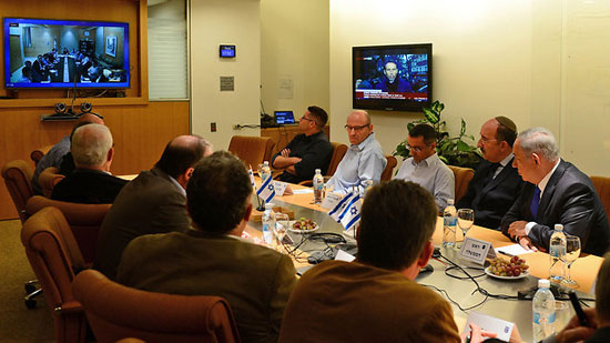 نتانياهو مع كبار المسئولين بالخارجية الإسرائيلية -اليوم السابع -11 -2015