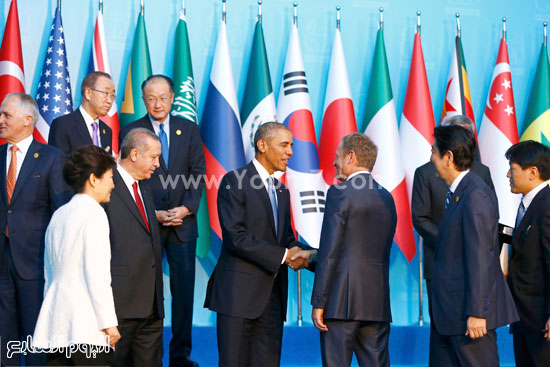 الرئيس الأمريكى باراك أوباما يصافح رئيس المجلس الأوروبى دونالد تاسك خلال قمة G20 فى أنطاليا بجوار بعض الأعضاء من القمة. -اليوم السابع -11 -2015