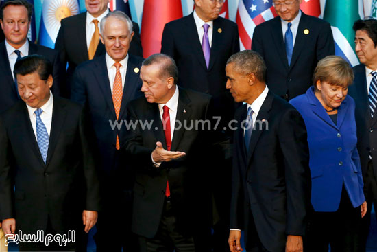 ابتسامات أردوغان وأوباما وميركل والرئيس الصينى شى جين بينج فى صورة عائلية مع زعماء العالم الآخرين فى بداية قمة G20 فى منتجع ريجنوم فى أنطاليا. -اليوم السابع -11 -2015