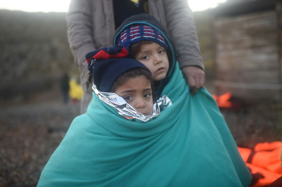 اللاجئون على شواطئ ليسبوس اليونانية يعانون البرد القارس -اليوم السابع -11 -2015