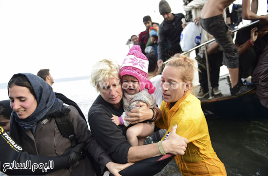 يعانى اللاجئون من تقلبات الجو وأخطار عبور المياه فى القوارب المتهالكة -اليوم السابع -11 -2015