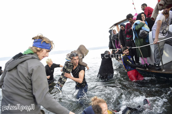 ينتظر اللاجئين مصيرا مجهولا بعد غلق العديد من الدول لحدودها بالأسلاك الشائكة -اليوم السابع -11 -2015