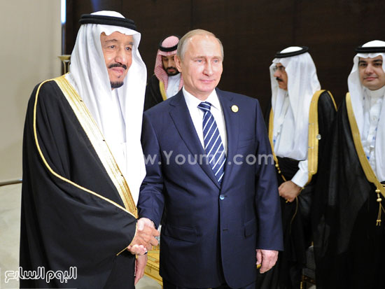 فلاديمير بوتين يصافح العاهل السعودى الملك سلمان بن عبد العزيز  -اليوم السابع -11 -2015