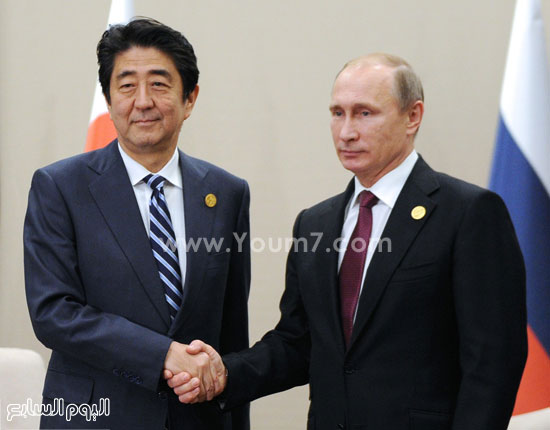 بوتين برفقة رئيس الوزراء اليابانى شينزو آبى  -اليوم السابع -11 -2015