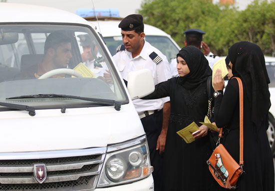 توزيع الطالبات المنشورات على السائقين فى شوارع البصرة. -اليوم السابع -11 -2015