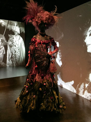 معرض أزياء جاكلين دى ريبس فى متحف متروبوليتان للفنون بمدينة نيويورك الأمريكية -اليوم السابع -11 -2015
