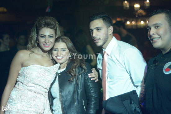  منه جلال تتوسط العروسان -اليوم السابع -11 -2015