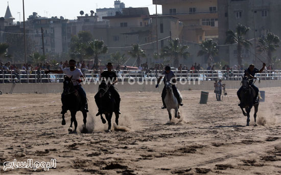 4)حضر السباق عدد كبير من عشاق الخيول وأهالى المتسابقين -اليوم السابع -11 -2015