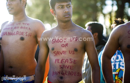 المتظاهرين يكتبون عبارات احتجاجية على اجسادهم  -اليوم السابع -11 -2015