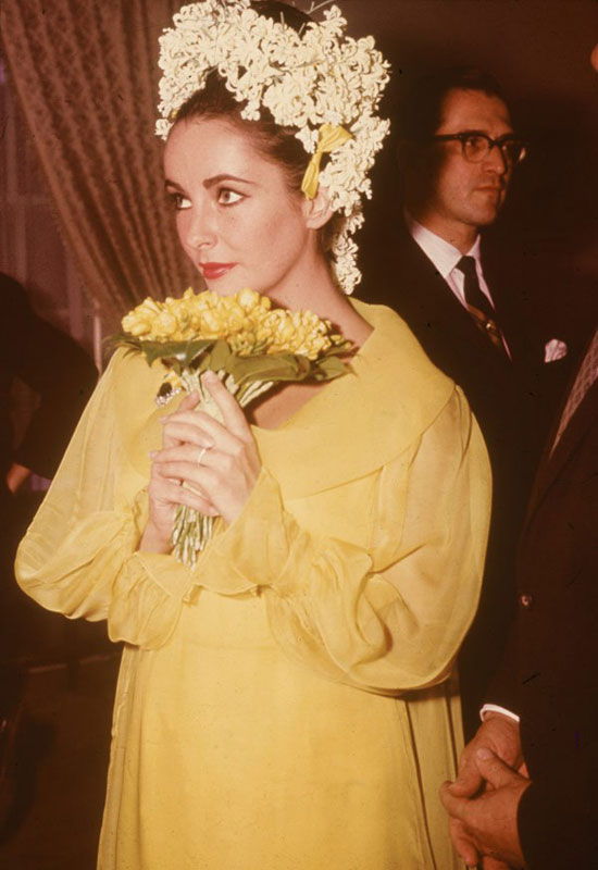 النجمة إليزابيث تايلور ارتدت فستاناً باللون الأصفر أثناء زفافها على ريتشارد بورتون عام 1964. -اليوم السابع -11 -2015