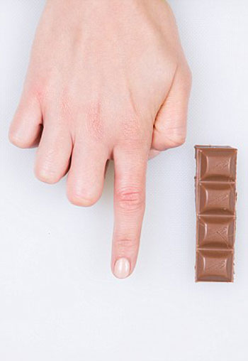 الشيكولاتة.. تناول مكعبات من الشيكولاتة فى نفس حجم إصبع السبابة. -اليوم السابع -11 -2015