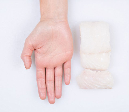 الأسماك ذات اللحم الأبيض مثل سمك القد.. تناول ما يكافئ حجم اليد كلها مشتملة على الأصابع. -اليوم السابع -11 -2015