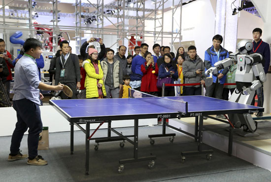 روبوت وهو يمارس لعبة التنس طاولة -اليوم السابع -11 -2015