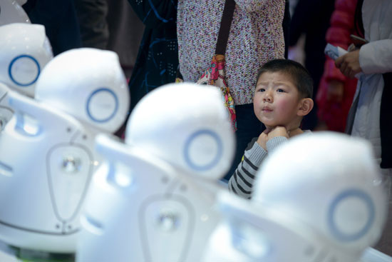طفل يشاهد الروبوتات -اليوم السابع -11 -2015