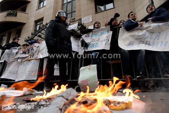 المحتجون يشعلون النيران فى صور الرئيس التركى  -اليوم السابع -11 -2015